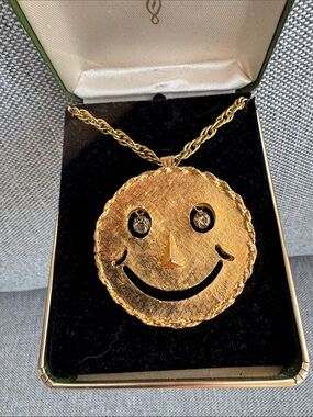 vintage 70 gold-tone smiley face pendant pin necklace with clear rhinestone eyes